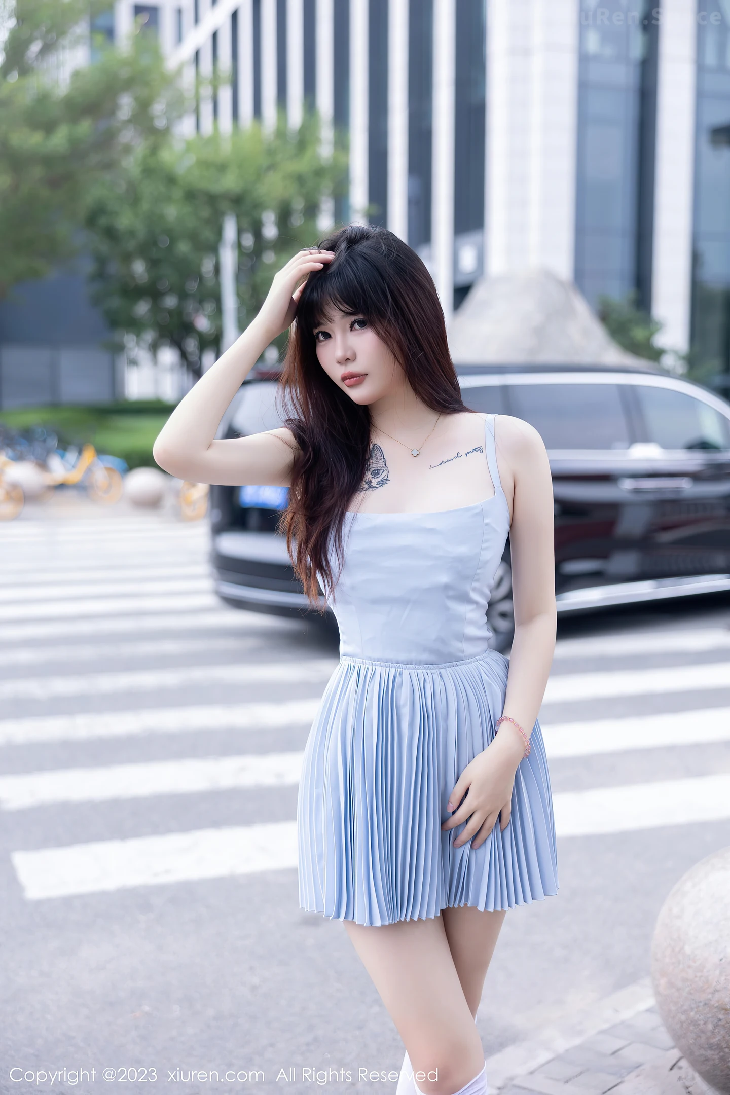 图片[6]-[XiuRen秀人网]VOL.7266 模特Arude薇薇性感淡蓝色连衣短裙配白丝袜秀曼妙身姿诱惑写真69P-秀人网官方网站